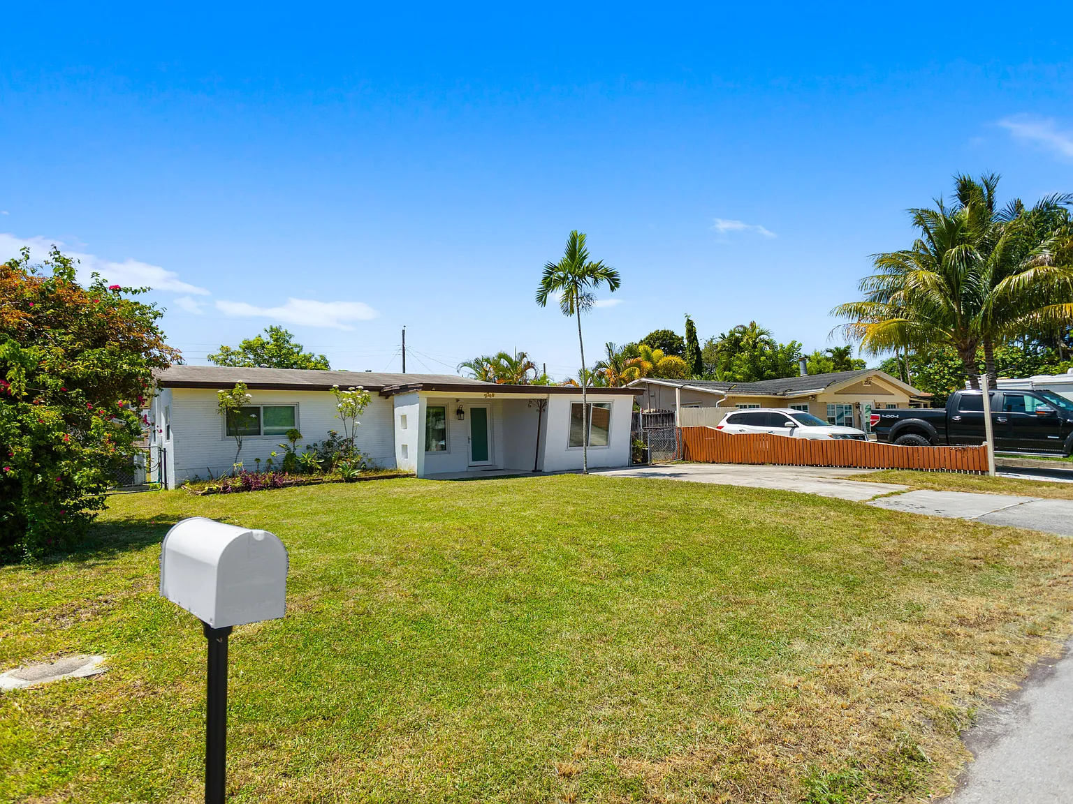 4 bed, 2.0 bath, 1409 sqft, $3,200 — Photo 2