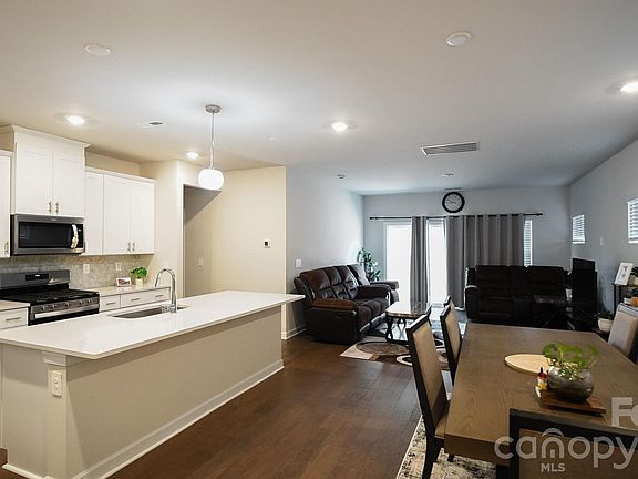 4th image of 486 Olympia Way