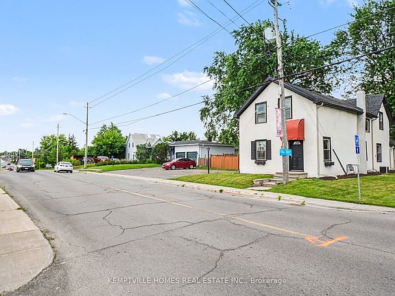 4th image of 616 A Rideau St