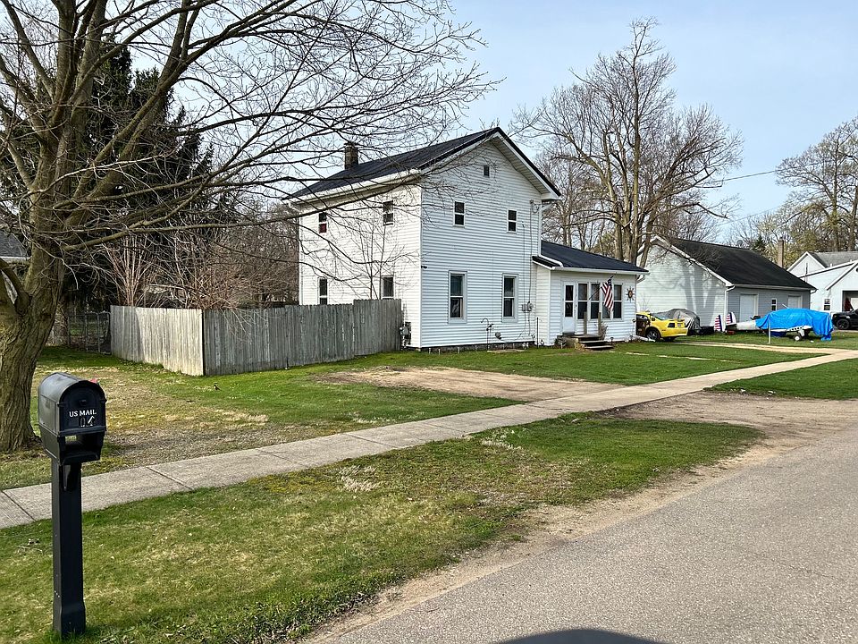 2nd image of 218 E Holcomb St