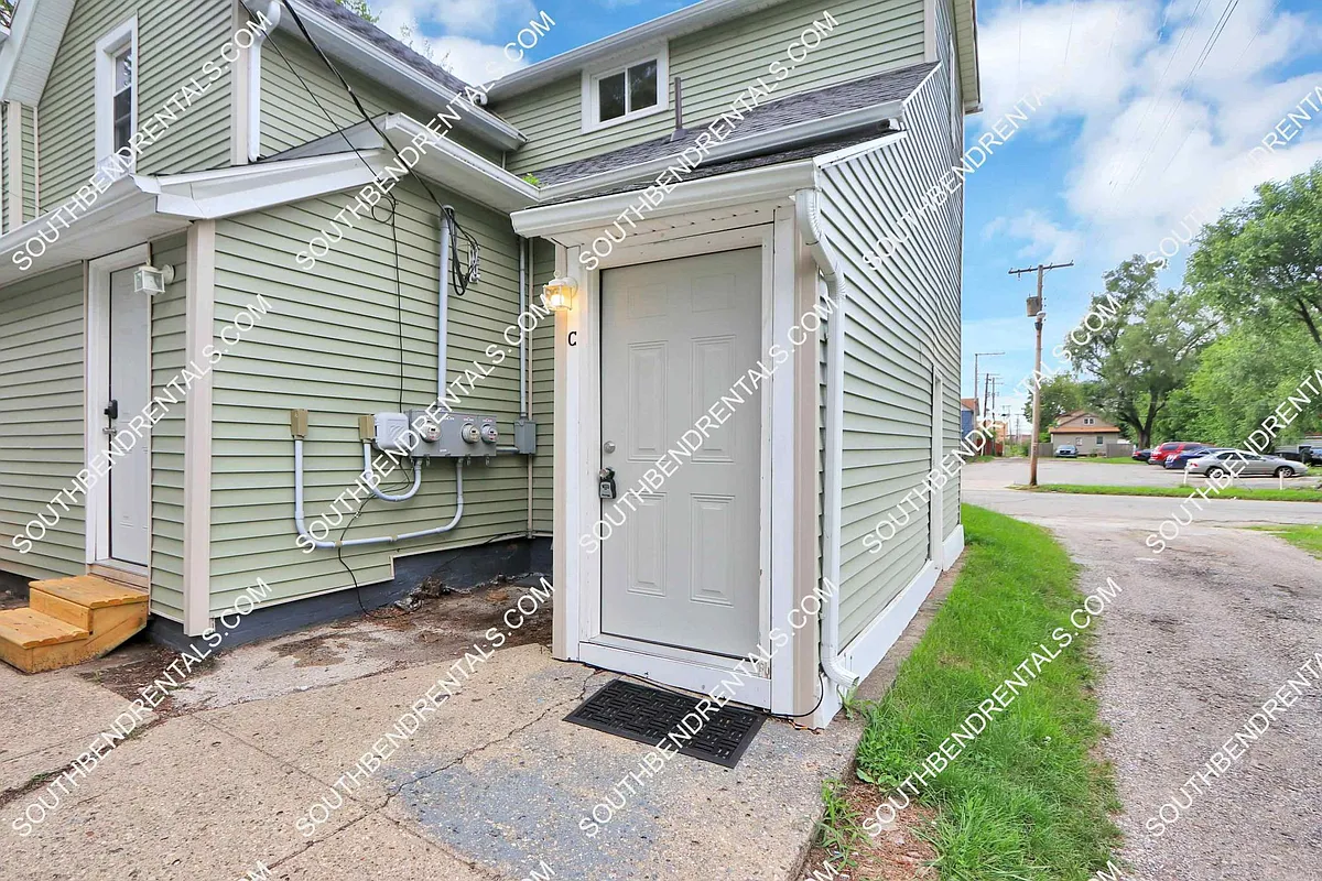Building Photo - 112 E Indiana Ave #C