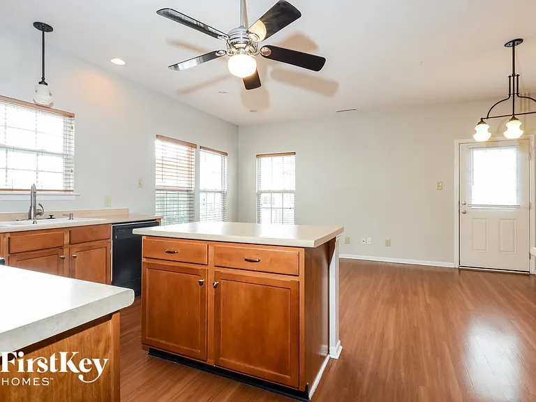 10735 Cyrus Dr — Photo 9