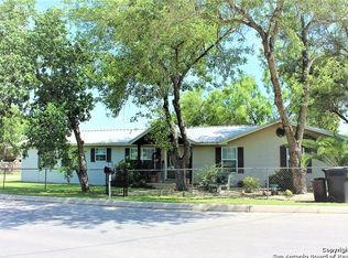 219 Breeze Dr, Devine, TX 78016