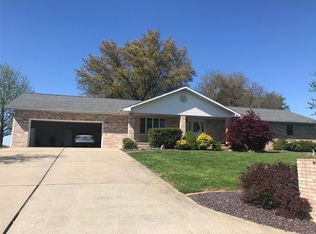 671 Deer Circle Dr, Carlyle, IL