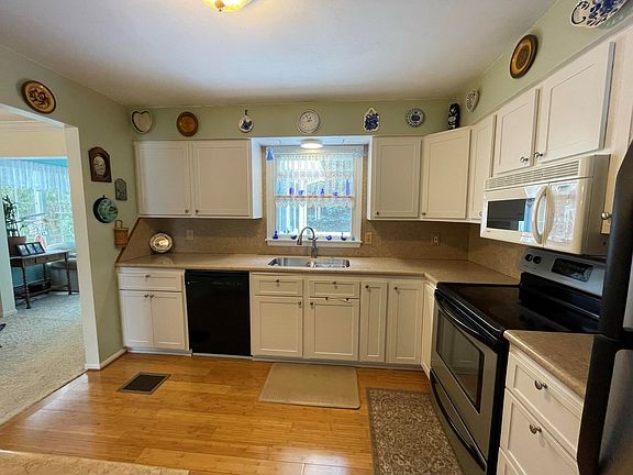 3rd image of 1022 Wilke St