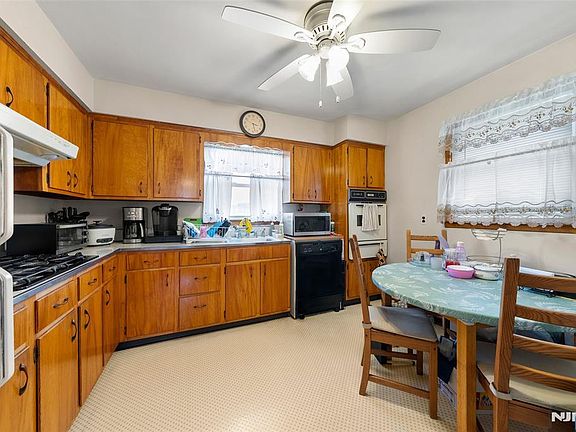 5th image of 452 Commercial Ave
