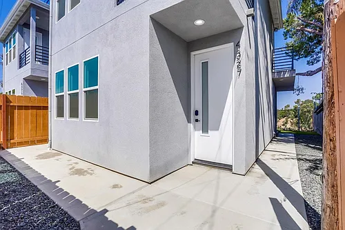 4327 Clairemont Dr Photo 1