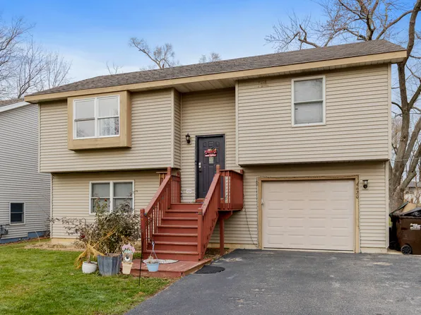 4620 Parkview Dr, McCullom Lake, IL 60050