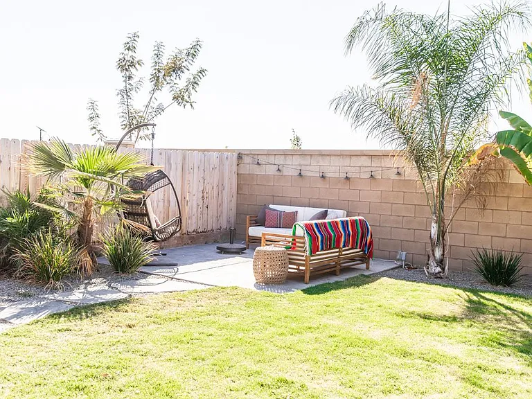 2327 W Queens Way — Photo 36