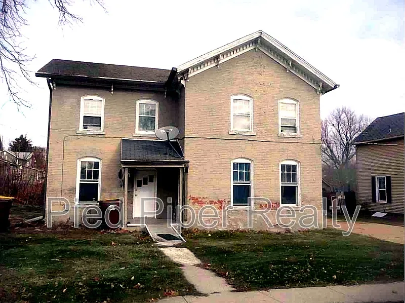 810 1/2 E Shawnee St