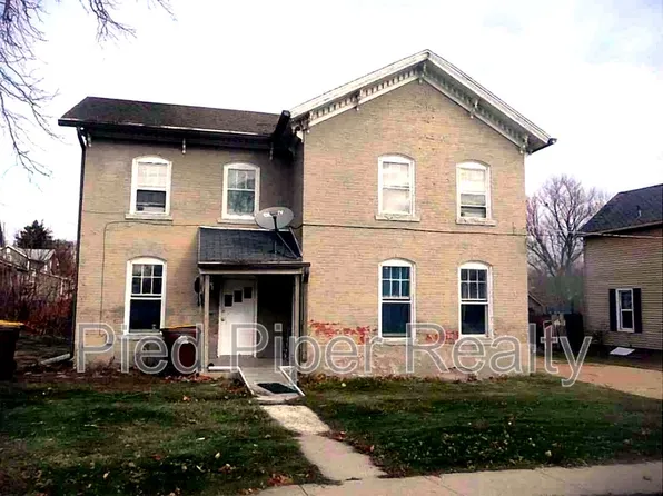 810 1/2 E Shawnee St, Freeport, IL 61032