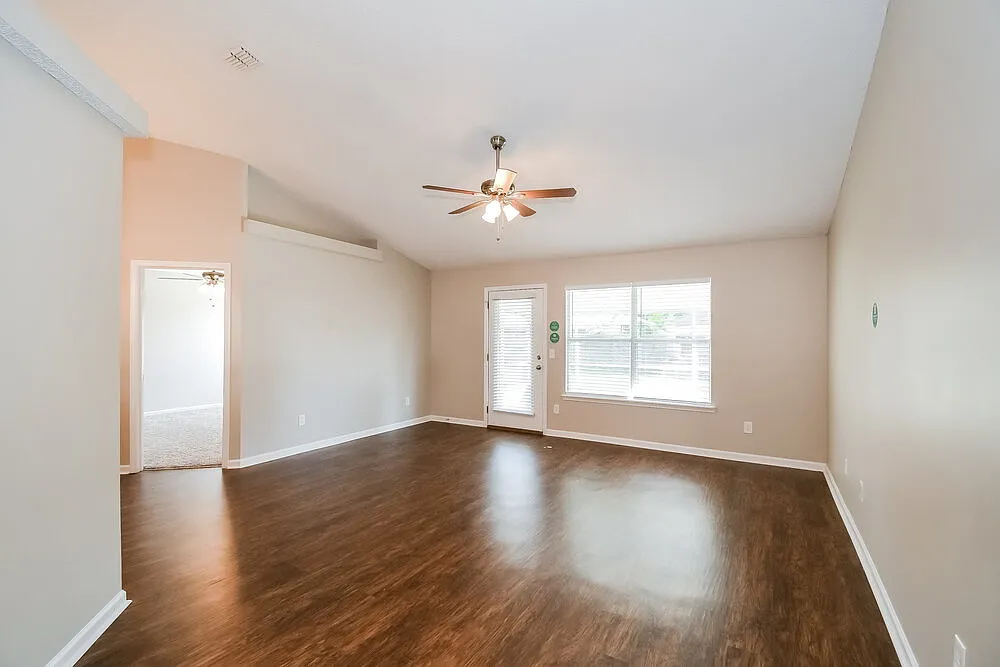3 bed, 2.0 bath, 1194 sqft, $1,865 — Photo 3