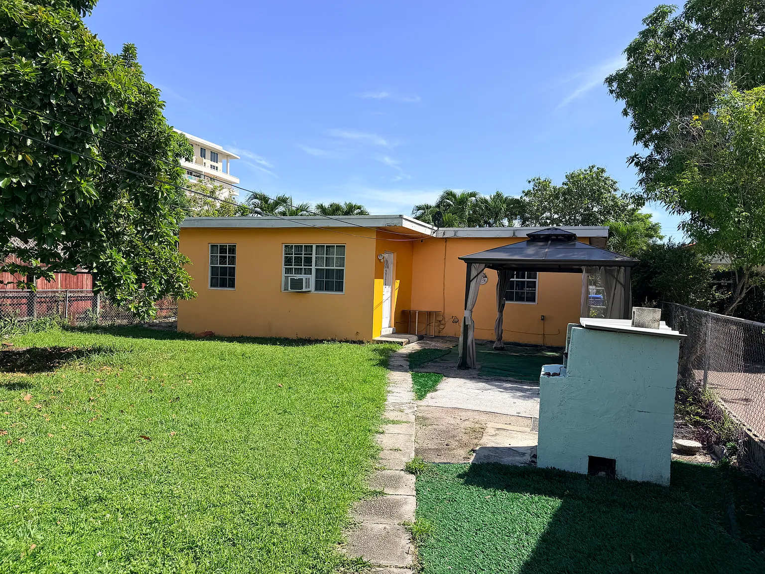 2 bed, 1000 sqft, $2,300 — Photo 3