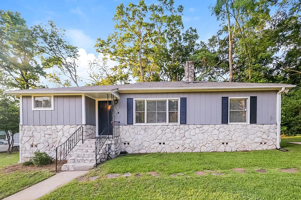 3 bed, 1.0 bath, 1118 sqft, $1,110 — Photo 2