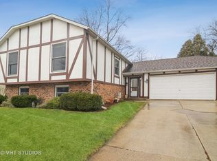 18 Woodridge Ln, Streamwood, IL 60107