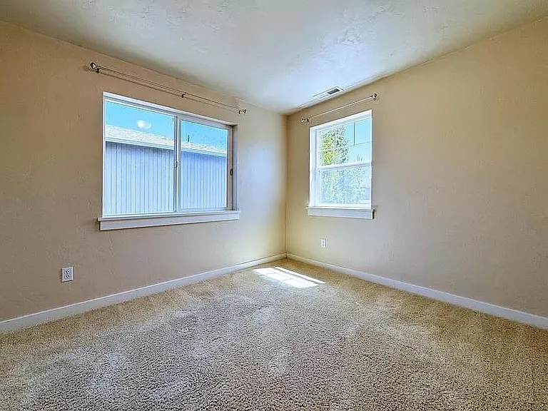 2523 Mountain Ter — Photo 2