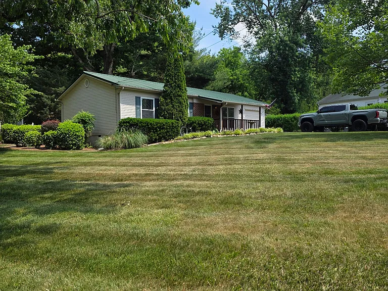 2228 Deerwood Rd — Photo 3