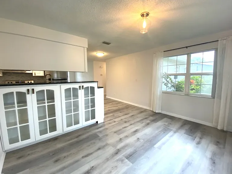 402 N Willow Ave — Photo 6