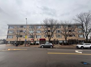 5107 Washington St #1-R, Downers Grove, IL 60515