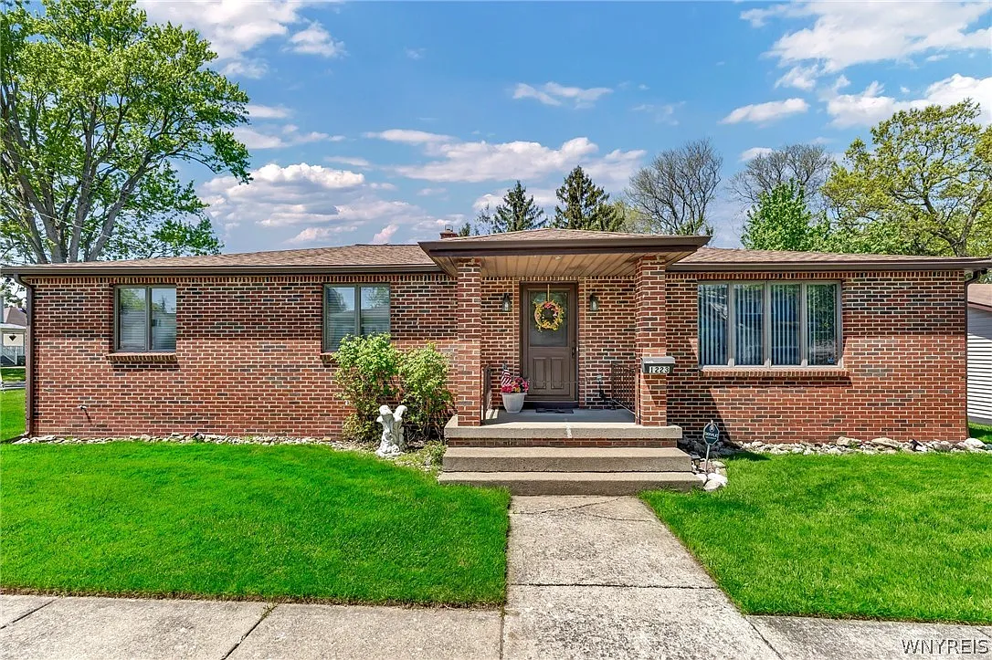 1223 Payne Ave photo 1