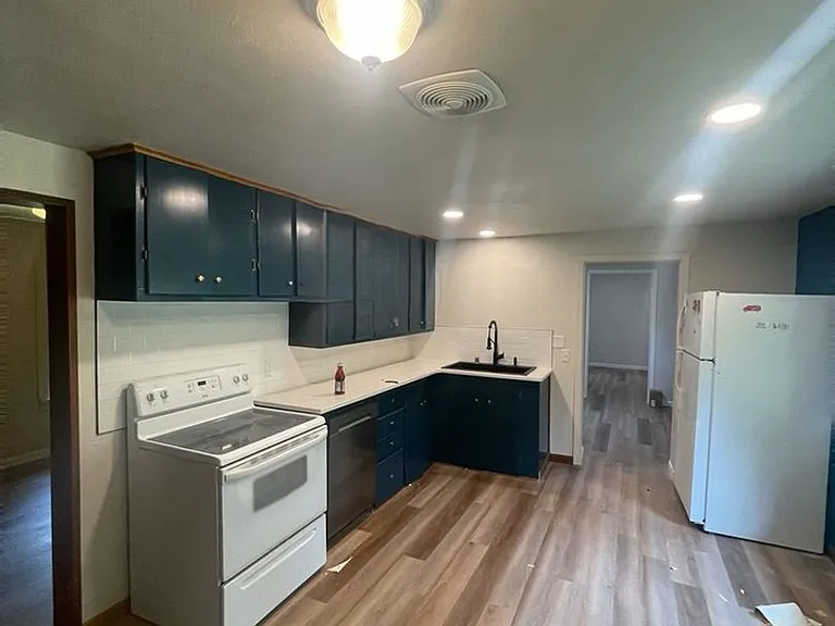 1017 Yew St — Photo 2
