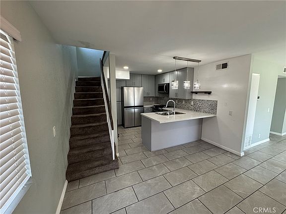 5th image of 810 W Lambert Rd