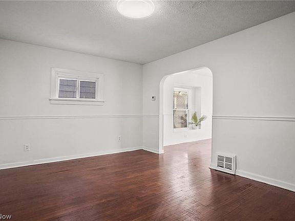 3rd image of 2226 26th St SW