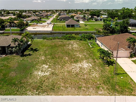 3rd image of 861 SW 18th Ter