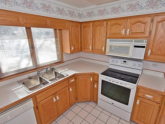 2nd image of 322 Barney St