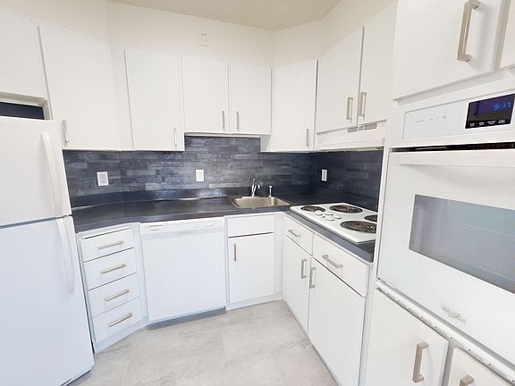 3rd image of 300 Lynn Shore Dr #304