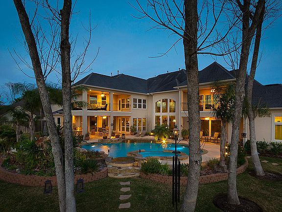  This gorgeous custom estate home in the gated community of Commanders Point offers breathtaking views from the back of the home. Overlooking lushed landscaped yard with tropical style pool & spa . Perfect for entertaining!