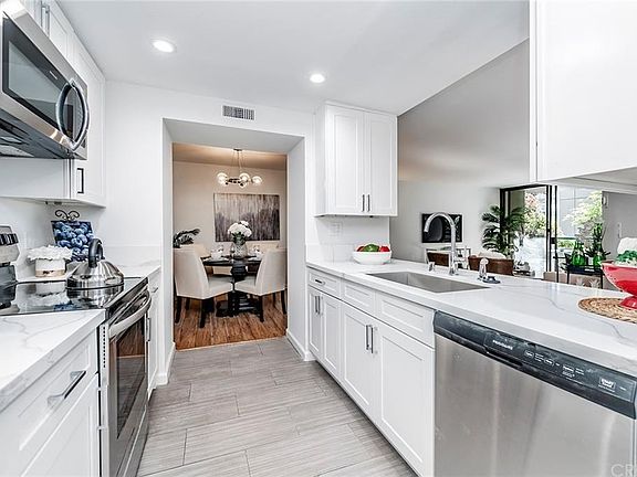 3rd image of 600 W 9th St APT 215