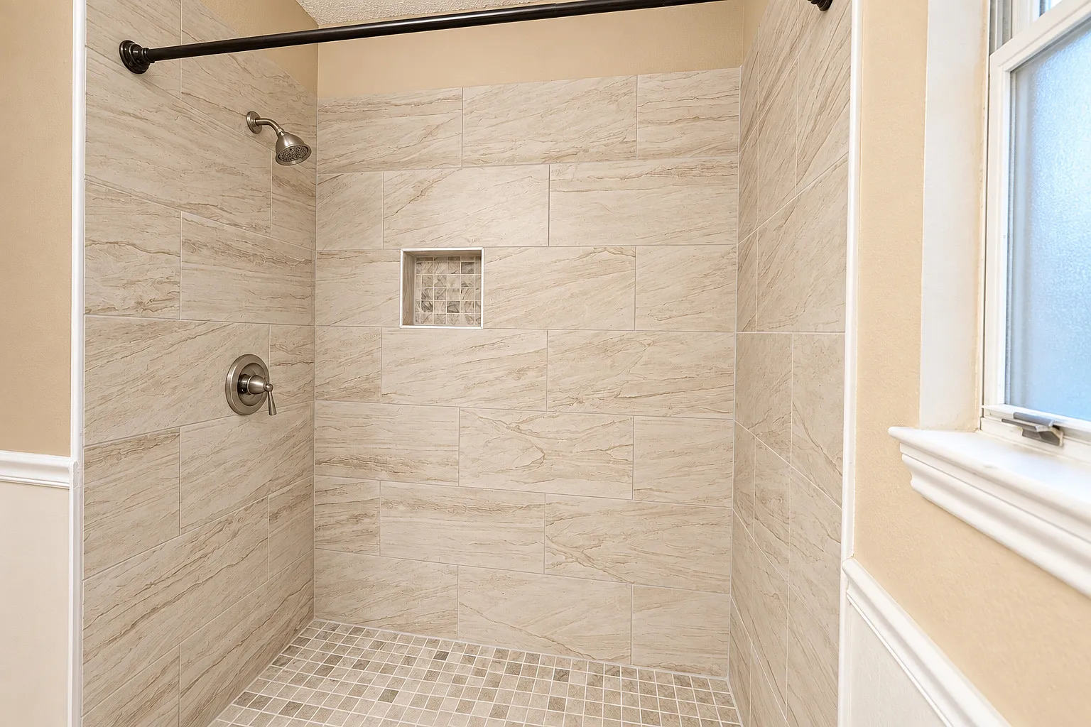 3 bed, 1301 sqft, $1,990 — Photo 4