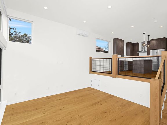 4th image of 2364 Franklin Ave E #C