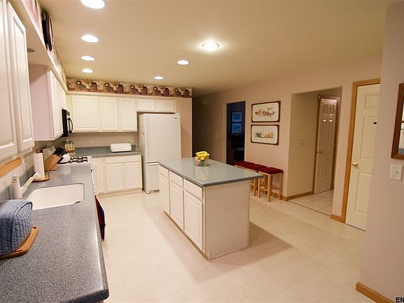 3rd image of 16 Glenburnie Dr