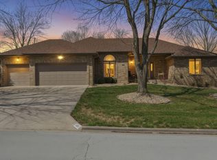 1933 S Oakmont Avenue, Springfield, MO 65809