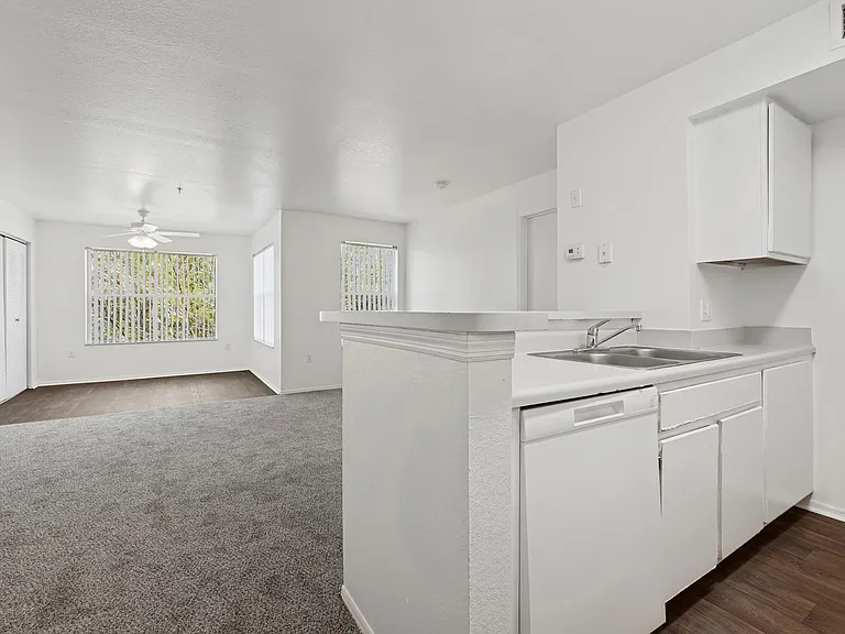 Glen Oaks Apartments — Photo 11