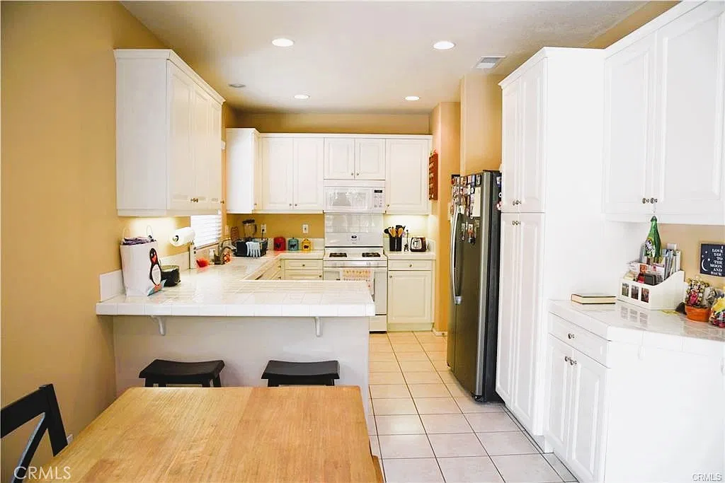 3 bed, 2.5 bath, 1581 sqft, $4,950 — Photo 3