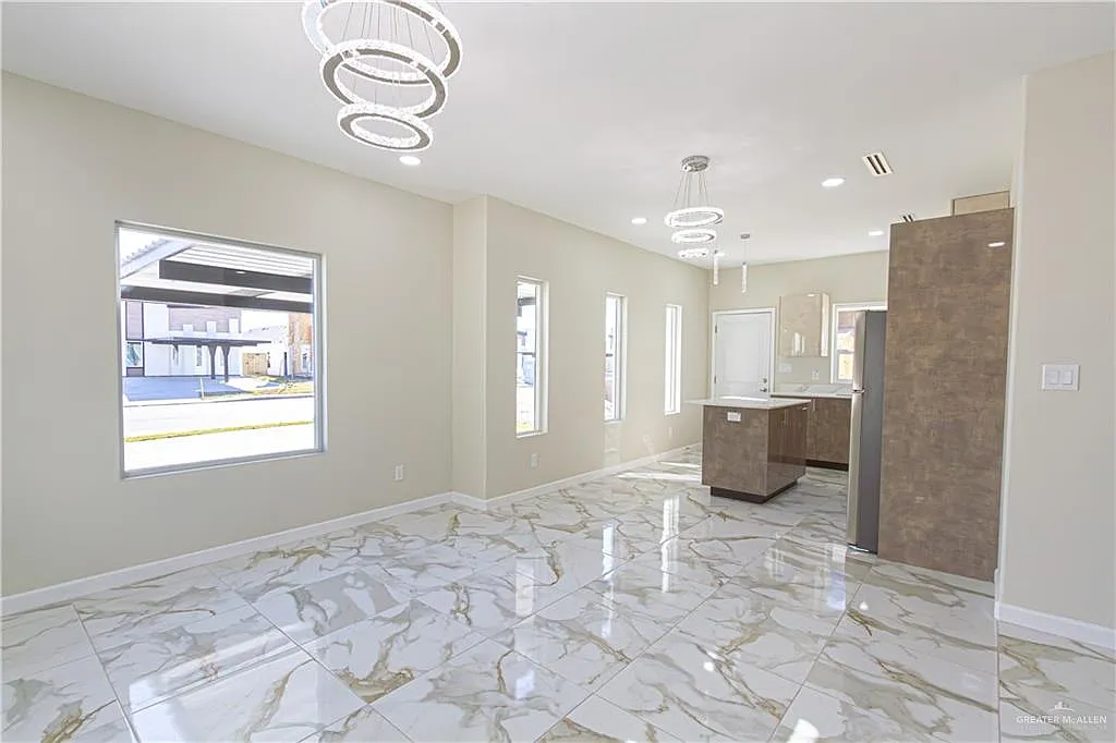 3 bed, 2.0 bath, 1069 sqft, $1,300 — Photo 4