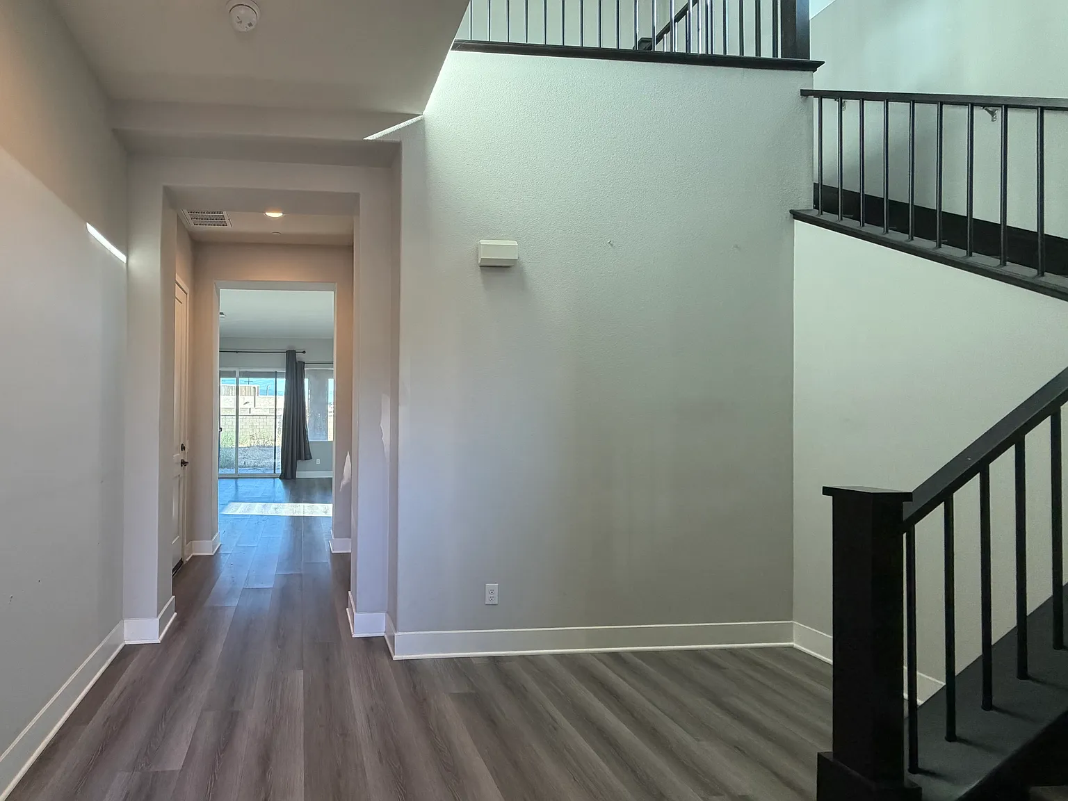 4 bed, 2672 sqft, $4,100 — Photo 2