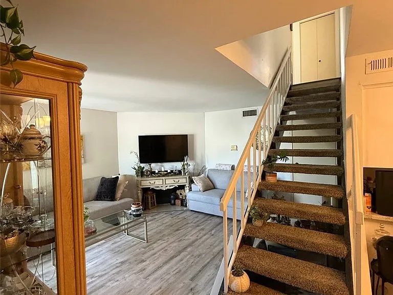 18411 Hatteras St — Photo 5