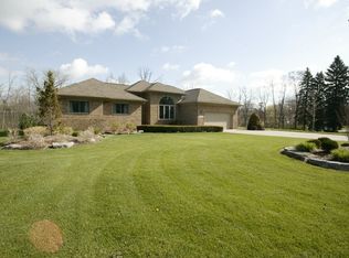32488 Myrna St, Livonia, MI 48154