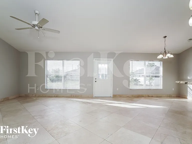 1606 SW 14th St — Photo 3
