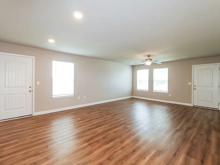 208 SW Rose St — Photo 2
