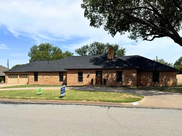 900 Mohawk Dr, Burkburnett, TX 76354