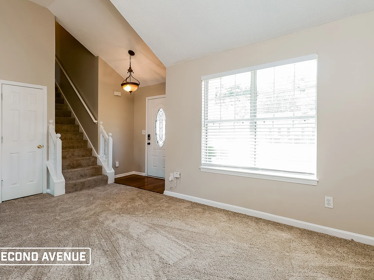 3 bed, 2.5 bath, 1646 sqft, $1,869 — Photo 2