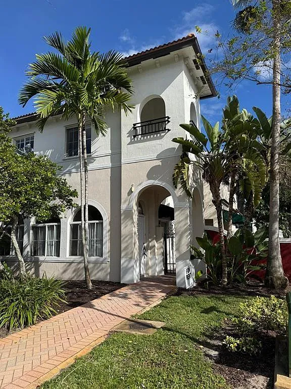 3 bed, 2.5 bath, 1750 sqft, $2,400 — Photo 1
