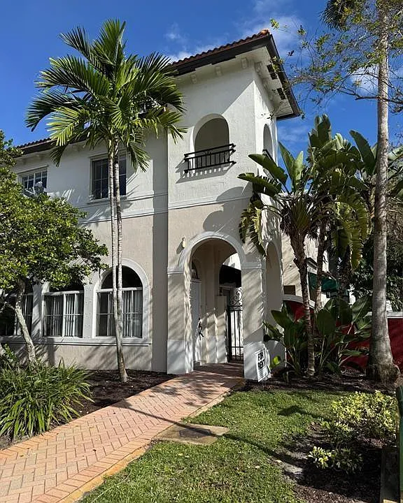 3633 NW 30th St