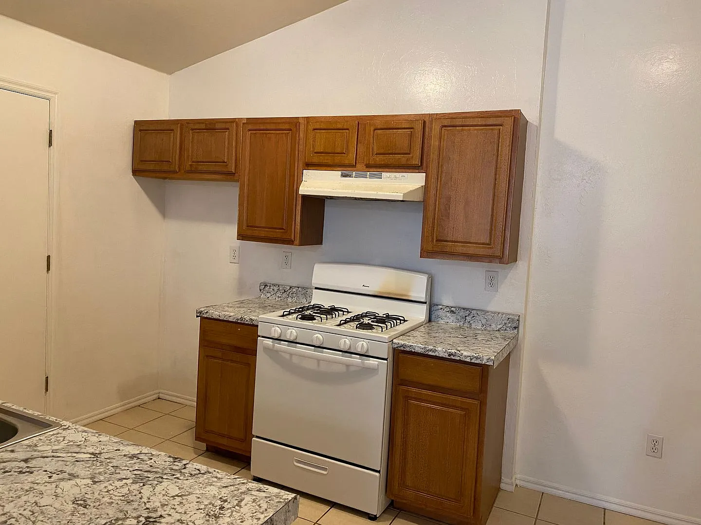 4 bedroom 2 bath — Photo 3