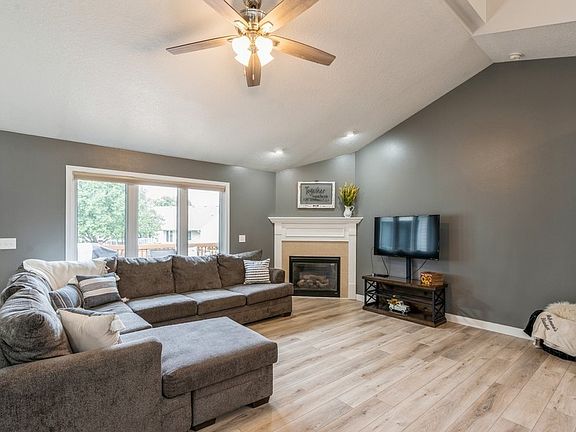 5th image of 1112 Rosewood Dr SW